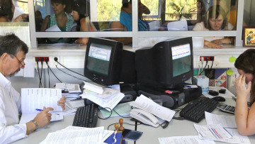 Επιμένει στις ομαδικές απολύσεις η Τρόικα