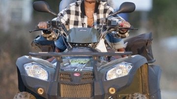 Rihanna: Βόλτες με μια μπίρα στο χέρι 