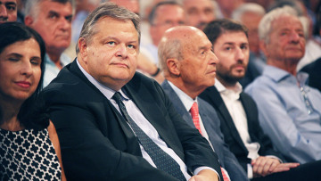 Σημίτης: «Θυμηθείτε πόσο μας κόστισε το λεφτά υπάρχουν»