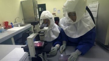 Βελτιώθηκε η υγεία του Αμερικανού γιατρού που προσβλήθηκε από τον Έμπολα