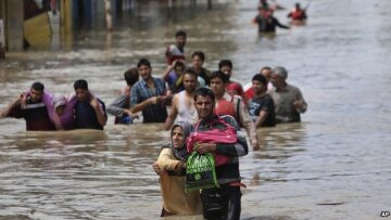 Περισσότεροι από 300 οι νεκροί από τις καταρρακτώδεις βροχές σε Ινδία και Πακιστάν