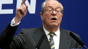 Την πάτησε και ο Λεπέν με την πορνογραφική φάρσα για το βιβλίο Τριερβελέρ