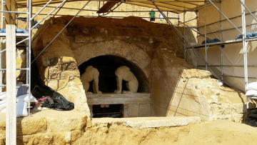 Βρέθηκαν τρία επιχρωματισμένα επιστύλια στον τάφο της Αμφίπολης