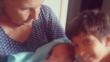 Η γιαγιά της Αγγελικής Ηλιάδη αγκαλιά με τα δισέγγονά της