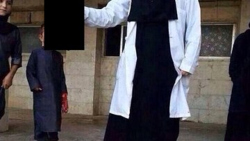 Τζιχάντ: Φοιτήτρια ιατρικής φωτογραφίζεται κρατώντας ένα κομμένο κεφάλι!