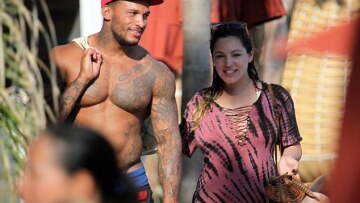 Kelly Brook: Δείτε τη να πίνει φραπέ και να τρώει γλυκό στη Μύκονο
