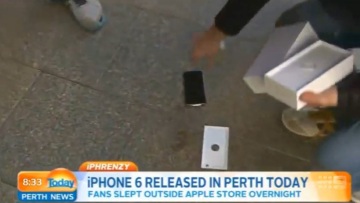 Δείτε βίντεο: Παίρνει πρώτος το iPhone 6 και του πέφτει από τα χέρια!