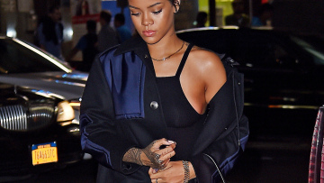 Δείτε τη Rihanna με παλτό 3 χιλιάδων δολαρίων και αθλητικά