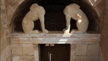 Φάκλαρης: Λεηλατημένος ο Τάφος της Αμφίπολης