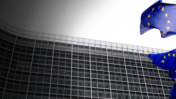 Κούρεμα ανώτατων μισθών και απελευθέρωση απολύσεων ζητά η Κομισιόν