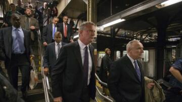 Ο δήμαρχος της Νέας Υόρκης μπήκε στο μετρό για να ηρεμήσει τους κατοίκους 