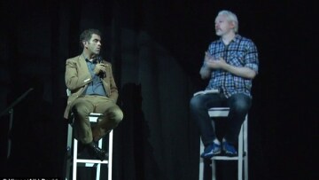 Τζούλιαν Ασάνζ: Αυτός κλεισμένος στην πρεσβεία του Ισημερινού στο Λονδίνο, το ολόγραμμά του δίνει συνέντευξη στις ΗΠΑ!