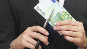 Μειώσεις συντάξεων, κατάργηση του ΕΚΑΣ και τέλος στις πρόωρες θέλει η Τρόικα