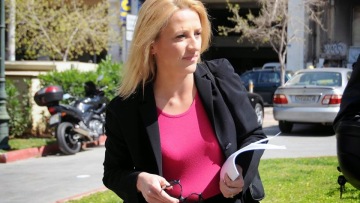 Η Ρένα Δούρου «βλέπει» εξαγωγή των σκουπιδιών της Αττικής στην Κίνα