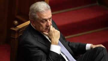 Αριστερή ευρωβουλευτής ζητά να αφαιρεθεί το χαρτοφυλάκιο της Μετανάστευσης από τον Αβραμόπουλο