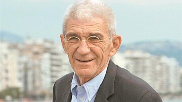 Ο Μπουτάρης με πορτοκάλι περούκα σε νυχτερινό μαγαζί 