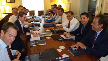 Τρόικα σε Χαρδούβελη: Έχετε ξεσαλώσει με τα σενάρια για τις φοροελαφρύνσεις