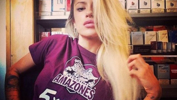 Η πιο «καυτή» περιπτερού στην Ελλάδα είναι η κόρη του Μητσιμπόνα!