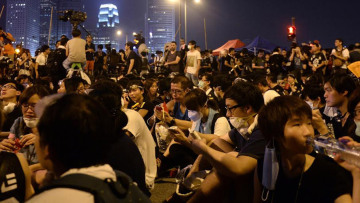 Χονγκ Κονγκ: Βήματα πίσω από τον κυβερνήτη - Ξεκινά συνομιλίες με τους διαδηλωτές