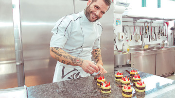 Διονύσης Αλέρτας: O hot ζαχαροπλάστης με τα τατουάζ