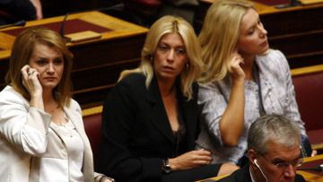 Τι φόρεσαν οι κυρίες της Βουλής - Ποιας το ντεκολτέ έκλεψε την παράσταση