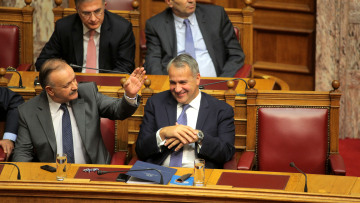 Σύγκρουση Σταμάτη με Δραγασάκη για τη διαπλοκή στη Βουλή