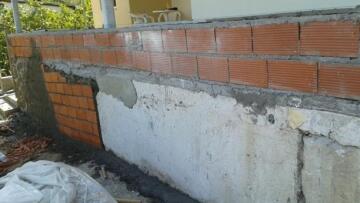 Καλαμάτα: Ηλικιωμένη βρέθηκε θαμμένη κάτω από το μπαλκόνι της κόρης της!