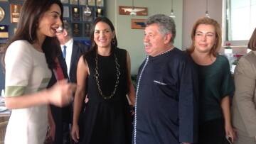 Λευτέρης Λαζάρου: Τιμή μου να φιλοξενώ προσωπικότητες σαν την Αμάλ