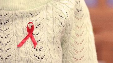 Σοκ: Αφισοκόλλησαν φωτογραφία και στοιχεία φορέα του AIDS στη Μυτιλήνη