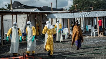 Ανθρωπιστική κρίση και όχι επιδημία ο Έμπολα, λέει ο επιστήμονας που τον ανακάλυψε