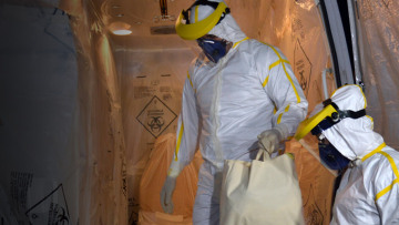 Ο πανικός για τον Έμπολα εξαπλώνεται με γοργούς ρυθμούς