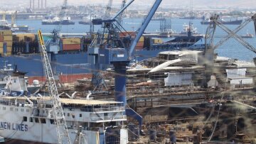 Ναυπηγεία Ελευσίνας: Εργαζόμενοι δεν αφήνουν τη διοίκηση να φύγει
