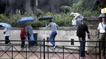 Ανοιξαν οι ουρανοί στην Αθήνα - Τα πρώτα χιόνια σε περιοχές της Ελλάδας