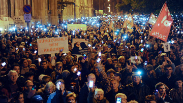 Στους δρόμους οι Ούγγροι κατά του φόρου στο Ίντερνετ