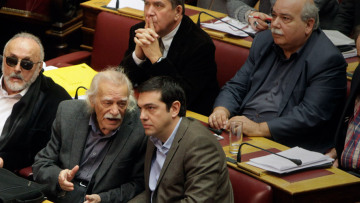 Γιατί ο ΣΥΡΙΖΑ λέει «όχι» στην πρόταση Γλέζου κατά του μπόνους των 50 εδρών