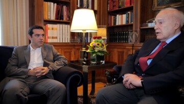 Με πρόταση για εκλογές και προϋποθέσεις συναίνεσης ο Τσίπρας στον Παπούλια