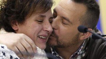 Ισπανία: Με δάκρυα στα μάτια η νοσηλεύτρια που θεραπεύτηκε από τον Έμπολα
