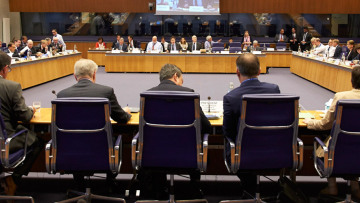 Eurogroup: Μεγάλες πιέσεις από δανειστές - «Χαλαρή» παρακολούθηση ζητά ο Χαρδούβελης