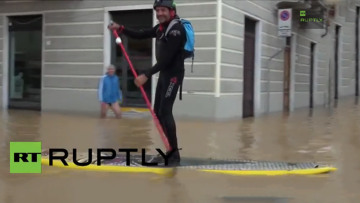 Ιταλία: Με σανίδες του σερφ κυκλοφορούν στους πλημμυρισμένους δρόμους