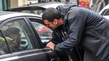 Ο Κικίλιας βγήκε στο δρόμο με τους αστυνομικούς της επιχείρησης «Θησέας»