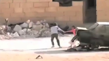 Μικρός ήρωας ρισκάρει τη ζωή του για να σώσει κοριτσάκι στη Συρία