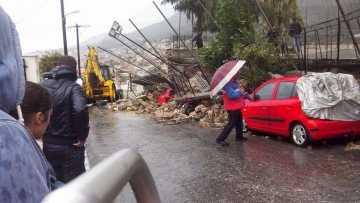 Καταστροφές στη Σάμο από ισχυρή καταιγίδα - Έπεσε τοίχος σχολείου