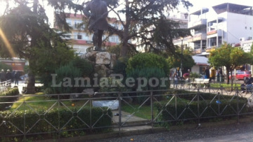 Λαμία: Χρυσαυγίτες κατέβασαν πανό εκδήλωσης για το Πολυτεχνείο