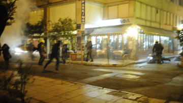 Εξάρχεια: Ανταρτοπόλεμος ανάμεσα σε κουκουλοφόρους και Αστυνομία