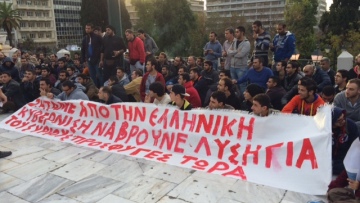 Σύροι μετανάστες διαμαρτύρονται έξω από τη Βουλή