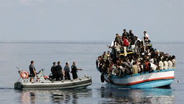 Πλοίο με 700 μετανάστες πλέει ακυβέρνητο νοτιοανατολικά της Κρήτης!