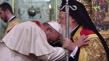 Το φιλί του Οικουμενικού Πατριάρχη στον Ποντίφικα 