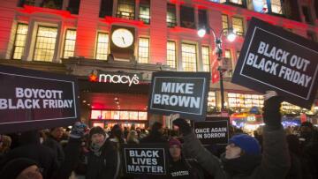 ΗΠΑ: Σε κλοιό διαδηλωτών η «Μαύρη Παρασκευή»