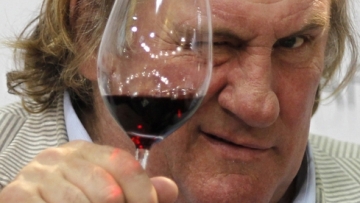 «Τύφλα» στο μεθύσι ο Ζεράρ Ντεπαρντιέ σε θεατρική παράσταση 