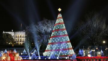 Η οικογένεια Ομπάμα φωταγώγησε το χριστουγεννιάτικο δέντρο στην Ουάσινγκτον